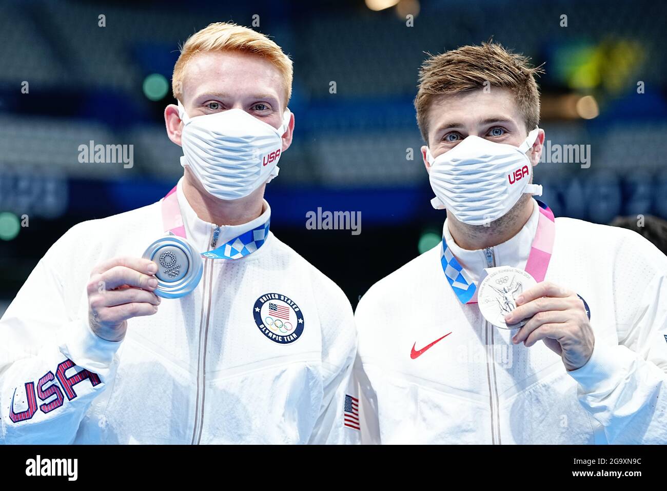 Tokio, Japan. 28th July, 2021. Swimming: Olympics, finals, water diving - synchronized diving 3m, men at Tokyo Aquatics Centre. Michael Hixon (r) and Andrew Capobianco from USA present their silver medals. Credit: Michael Kappeler/dpa/Alamy Live News Stock Photo