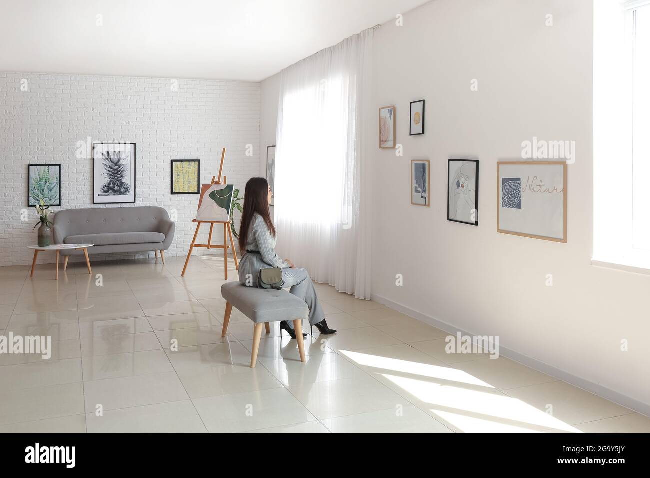 Young woman at exhibition in modern art gallery Stock Photo - Alamy