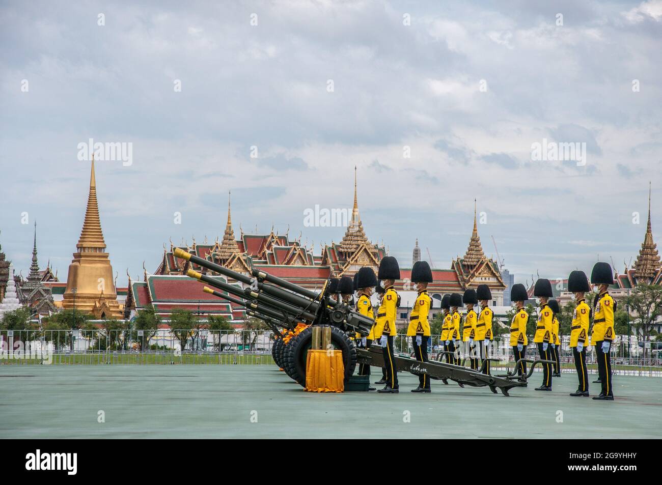 Bangkok, Thailand. 28th July, 2021. Thai Royal Guards prepare for a 21-gun salute to mark the 69th birthday of King Maha Vajiralongkorn also known as King Rama X. A company of the 1st Artillery Battalion, 1st Field Artillery Regiment, King's Guard, performed a 21-gun salute to mark the 69th birthday of Her Majesty King Maha Vajiralongkorn (King Rama X) on 28 July 2021.The military ceremony in honour of the King was held at the royal parade ground of Sanam Luang, adjacent to the Grand Palace. Credit: SOPA Images Limited/Alamy Live News Stock Photo