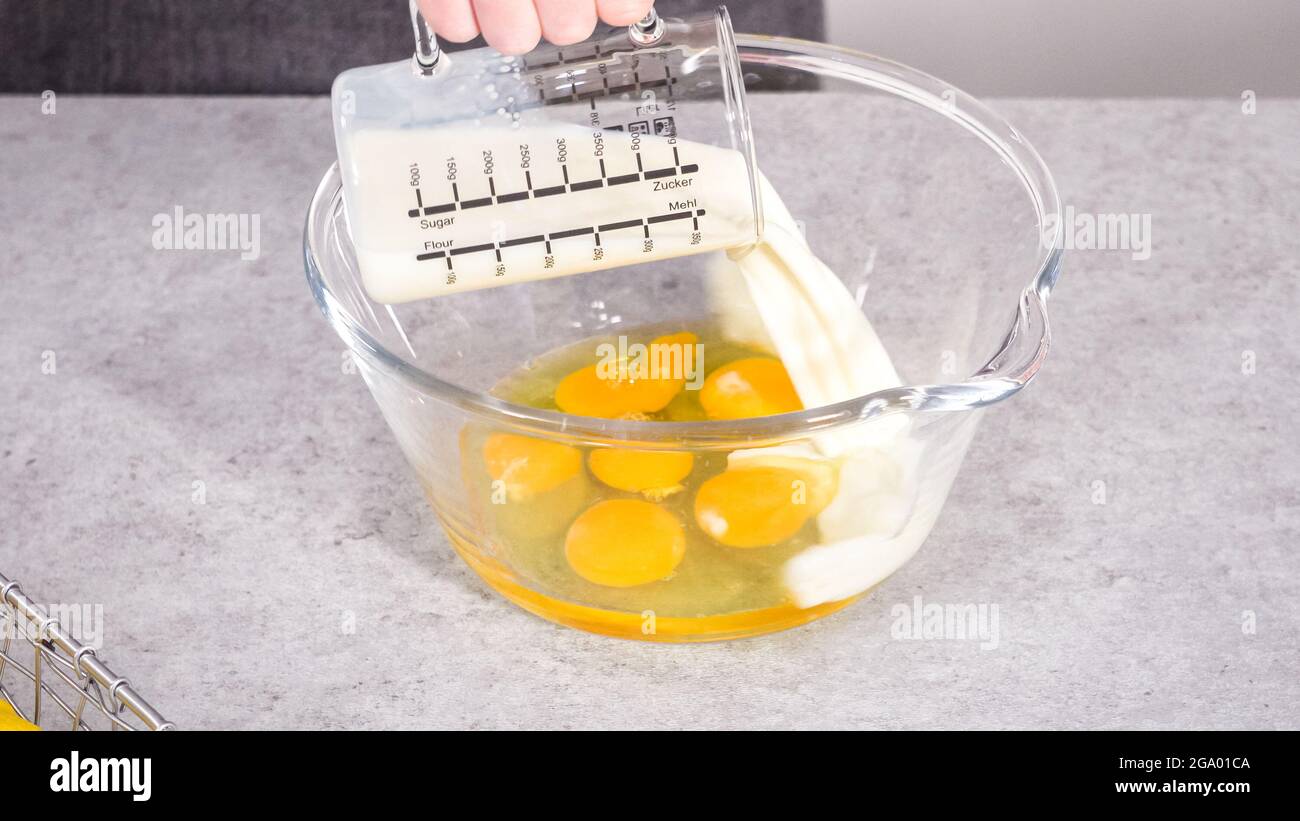 Large glass mixing bowl hi-res stock photography and images - Alamy