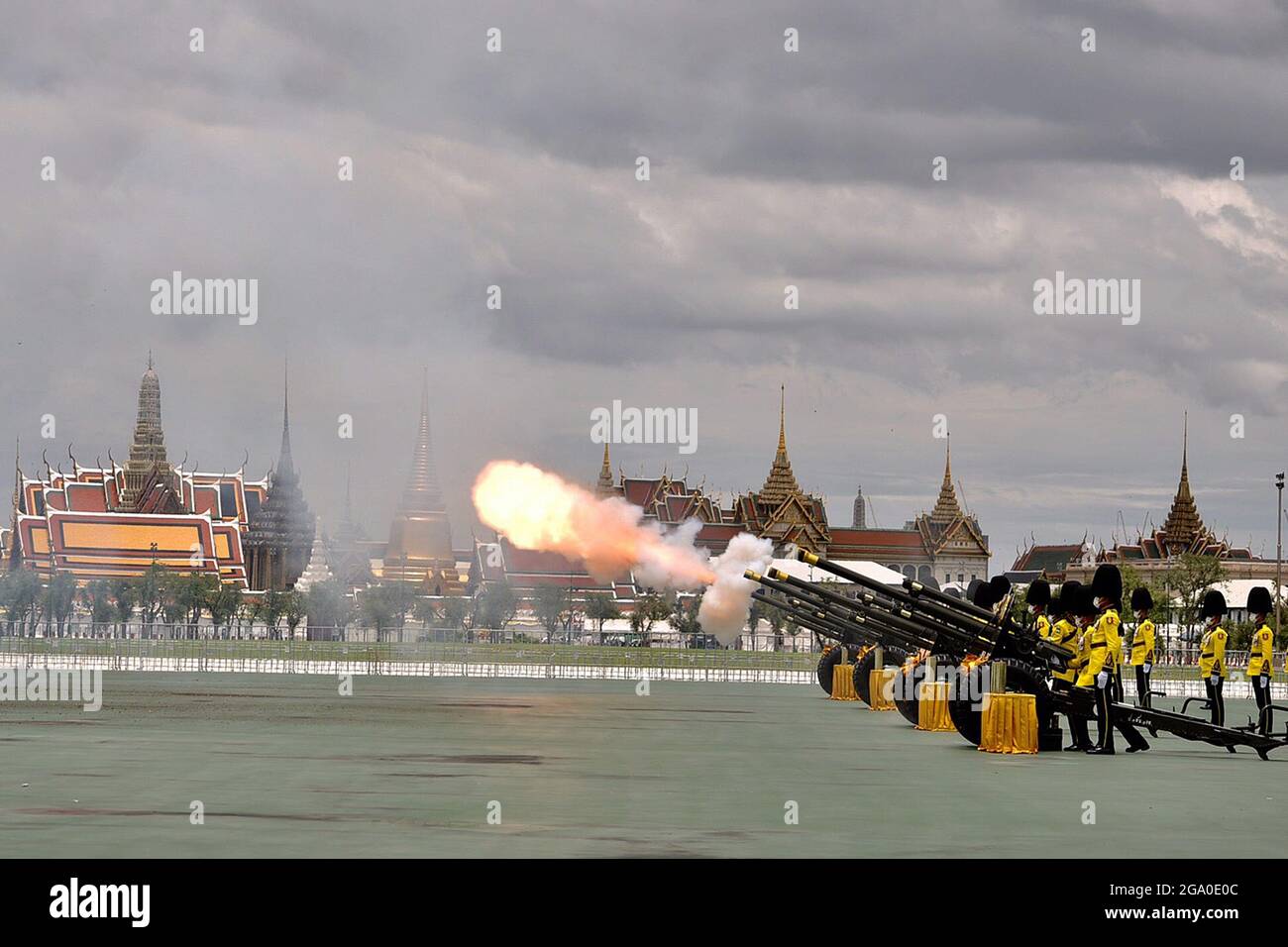 (210728) -- BANGKOK, July 28, 2021 (Xinhua) -- Soldiers of the Thai Royal Guard fire cannons to salute the 69th birthday of Thai King Maha Vajiralongkorn in Bangkok, Thailand, July 28, 2021. (Xinhua/Rachen Sageamsak) Stock Photo