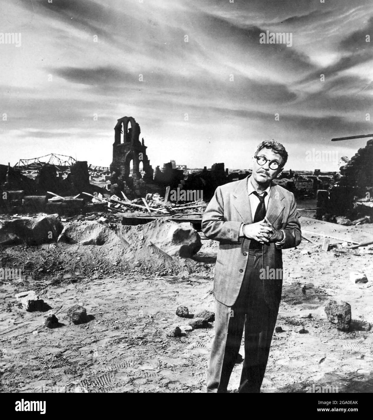 THE TWILIGHT ZONE 1959 CBS TV series with Burgess Meredith in 'Time Enough at Last' - episode 8 from Season 1 Stock Photo
