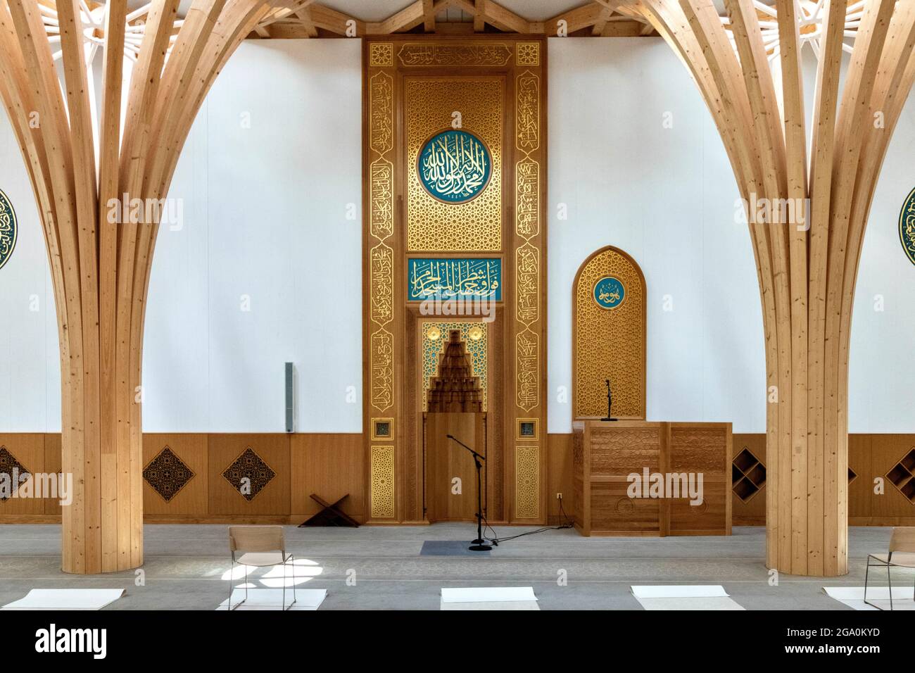 CAMBRIDGE ENGLAND CAMBRIDGE CENTRAL MOSQUE THE MAGNIFICENT PRAYER HALL PULPIT OR MINBAR AND CALLIGRAPHY Stock Photo