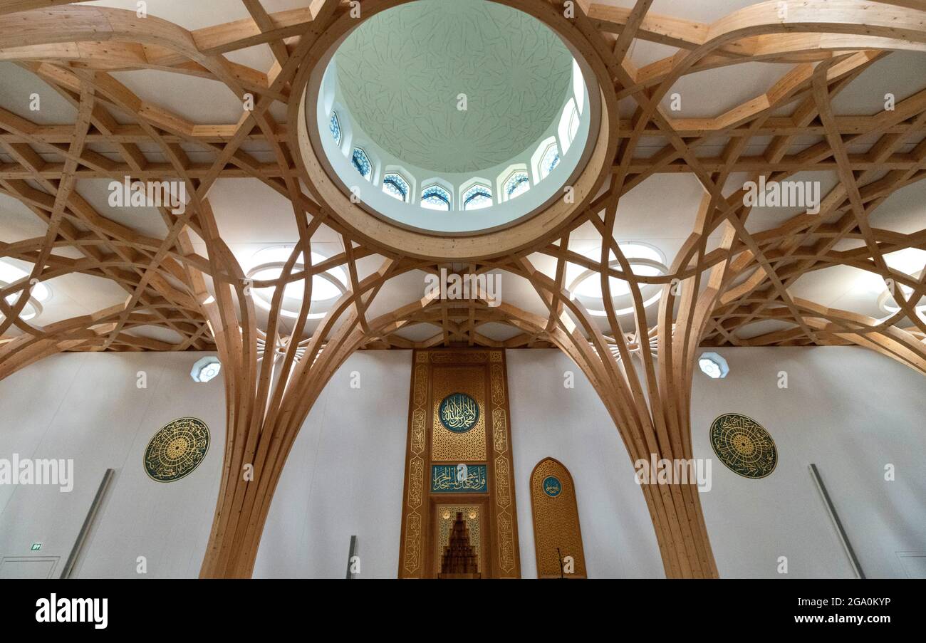 CAMBRIDGE ENGLAND CAMBRIDGE CENTRAL MOSQUE THE MAGNIFICENT PRAYER HALL THE CEILING AND AREA UNDER THE GOLDEN DOME Stock Photo