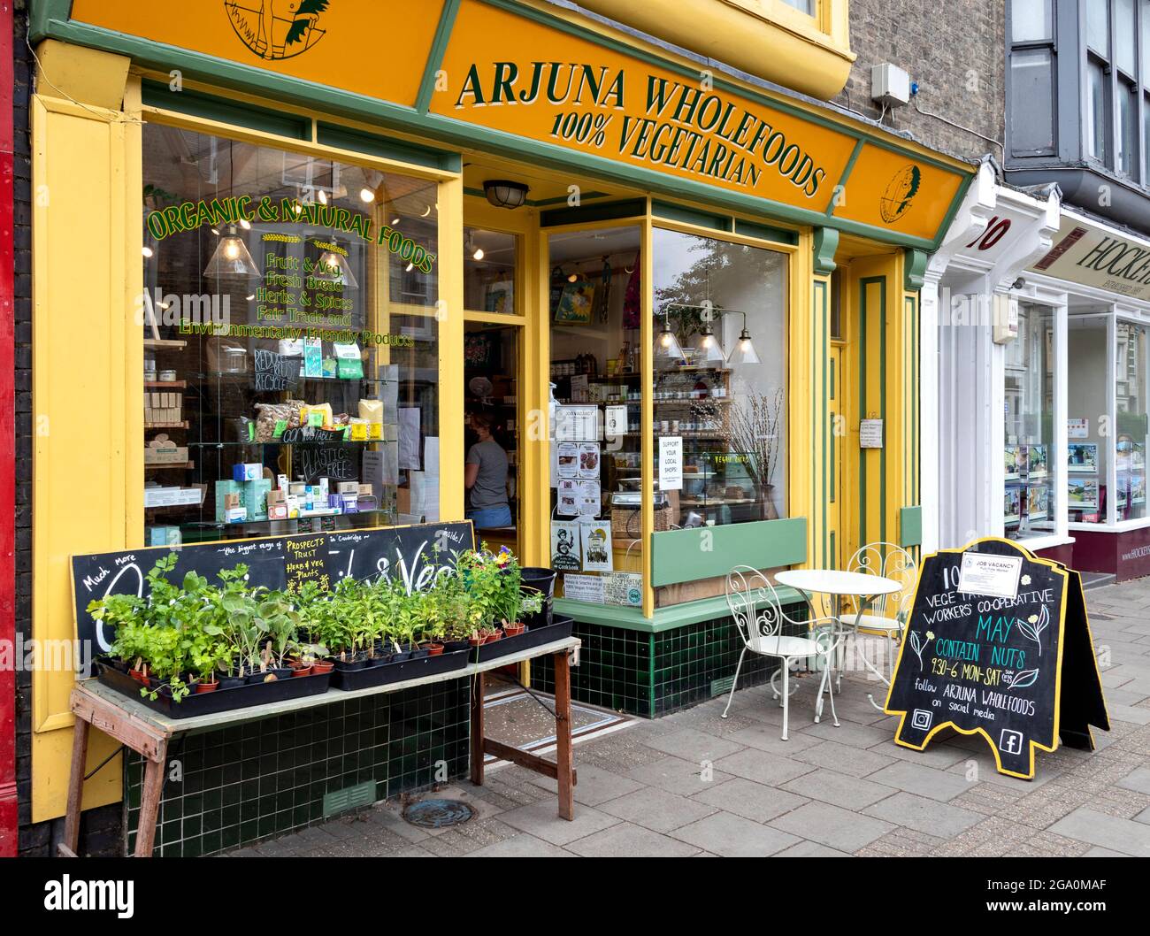 CAMBRIDGE ENGLAND MILL ROAD ARJUNA WHOLEFOODS VEGETARIAN SHOP Stock Photo