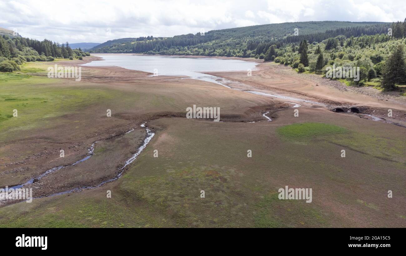 Llwyn Onn reservoir, Merthyr Tydfil, South Wales.  28 July 2021.  Water levels remain low at the reservoir after the heatwave.  Credit: Andrew Bartlett/Alamy Live News. Stock Photo