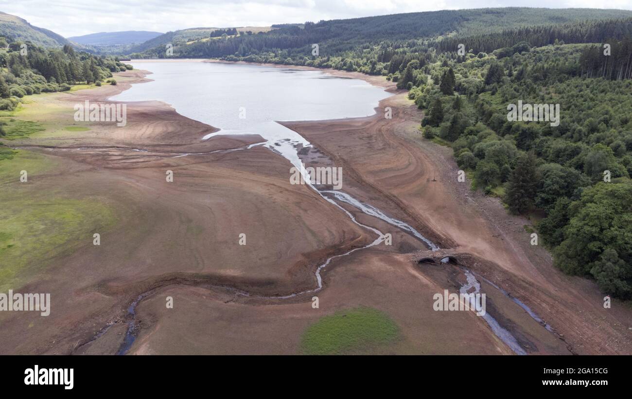 Llwyn Onn reservoir, Merthyr Tydfil, South Wales.  28 July 2021.  Water levels remain low at the reservoir after the heatwave.  Credit: Andrew Bartlett/Alamy Live News. Stock Photo