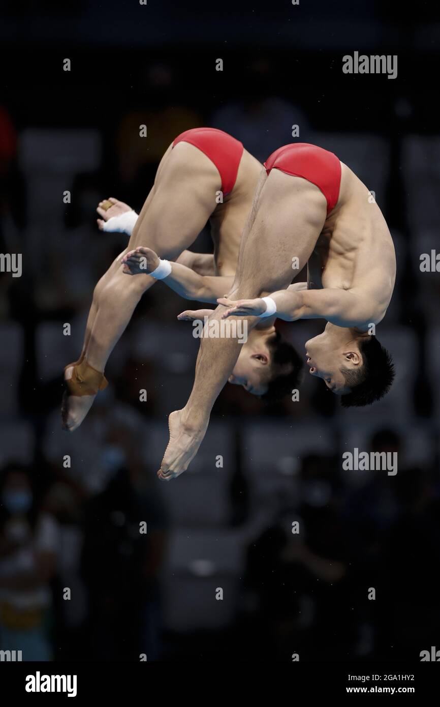 Tokyo, Japan. 26th July, 2021. CAO Yuan, CHEN Aisen (CHN) Silver Medal during the Olympic Games Tokyo 2020, Swimming Diving Men's Synchronised 10m Platform Final on July 26, 2021 at Tokyo Aquatics Centre in Tokyo, Japan - Photo Takamitsu Mifune/Photo Kishimoto/DPPI/LiveMedia Credit: Independent Photo Agency/Alamy Live News Stock Photo