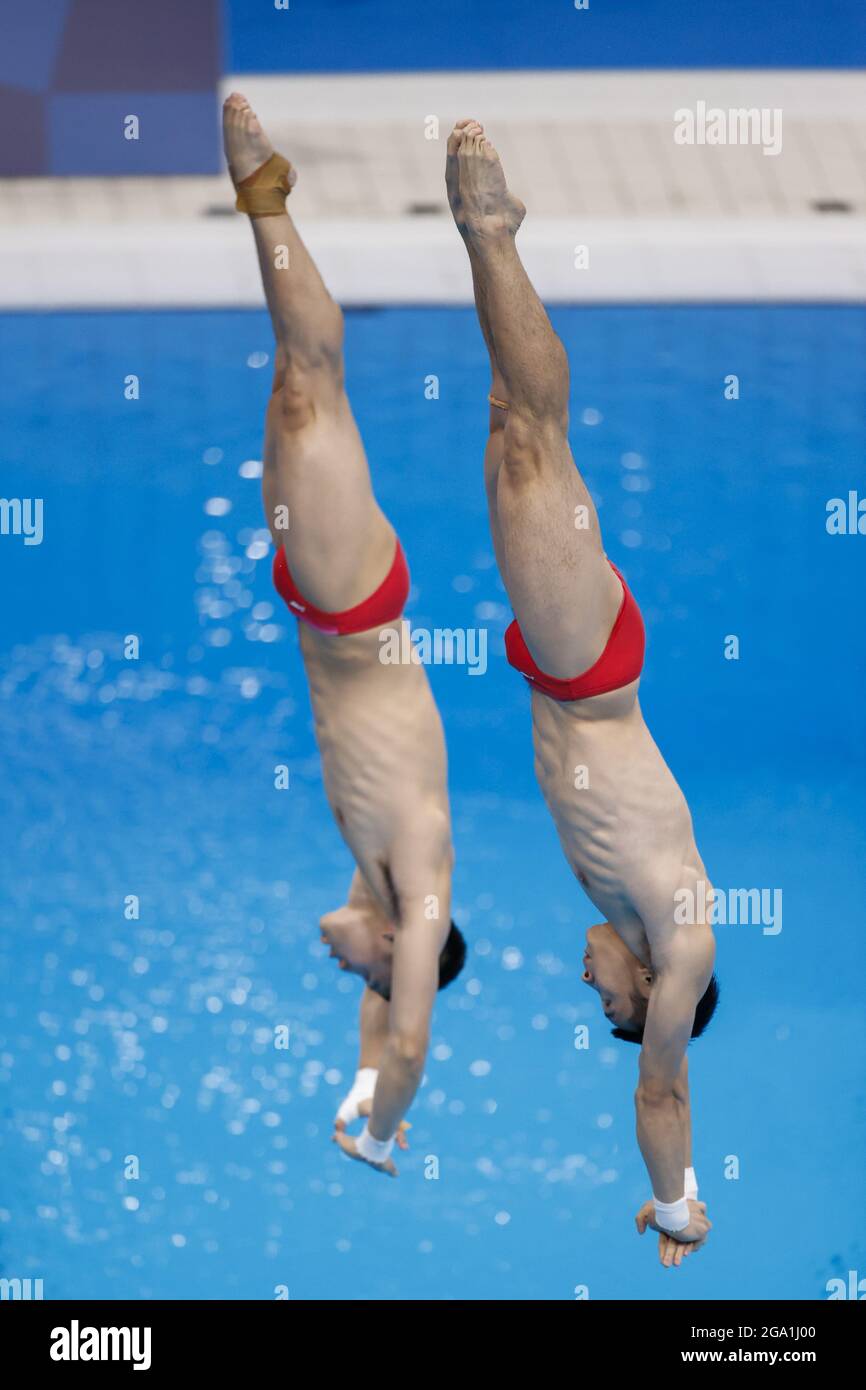 Tokyo, Japan. 26th July, 2021. CAO Yuan, CHEN Aisen (CHN) Silver Medal during the Olympic Games Tokyo 2020, Swimming Diving Men's Synchronised 10m Platform Final on July 26, 2021 at Tokyo Aquatics Centre in Tokyo, Japan - Photo Takamitsu Mifune/Photo Kishimoto/DPPI/LiveMedia Credit: Independent Photo Agency/Alamy Live News Stock Photo