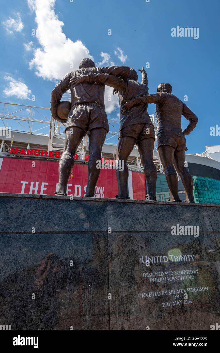 Law and charlton statue outside old trafford hires stock photography