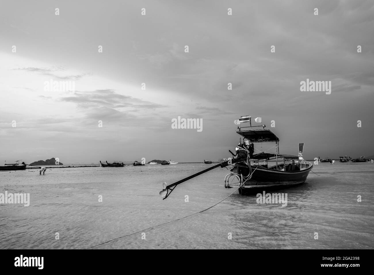 Engine long tail boat sailing hi-res stock photography and images - Alamy