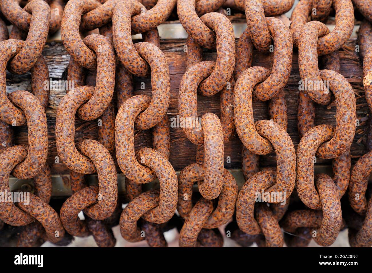 RUSTY METAL LINK CHAINS ON A WINCH AT BUDE CANAL IN BUDE CORNWALL UK Stock Photo