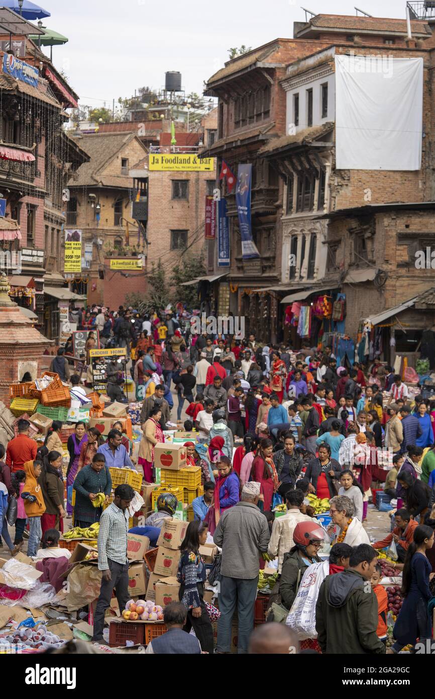 Durbar Square on market day in the old city of Bhaktapur built by the  Newari Hindu Mallas between the 16th and 18th centuries, Kathmandu Valley,  Nepal Stock Photo - Alamy