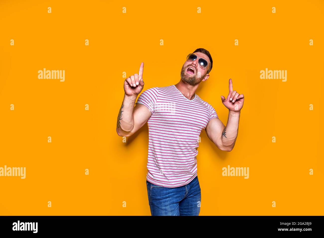 Bearded man in sunglasses pointing finger up Stock Photo - Alamy