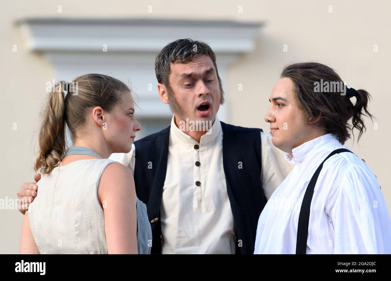 Rheinsberg, Germany. 28th July, 2021. The singers Daniela Ruth Stoll (l) as Marzelline, Bartosz Szulc (M) as Rocco and Francisco Huerta (r) as Jaquino sing during the media rehearsal 'Fidelio oder die eheliche Liebe' (Ludwig van Beethoven) in a production by Georg Quander at the Kammeroper Schloß Rheinsberg. Premiere of the opera in three acts is on 04.08.2021, 19.30 clock. Credit: Soeren Stache/dpa-Zentralbild/dpa/Alamy Live News Stock Photo