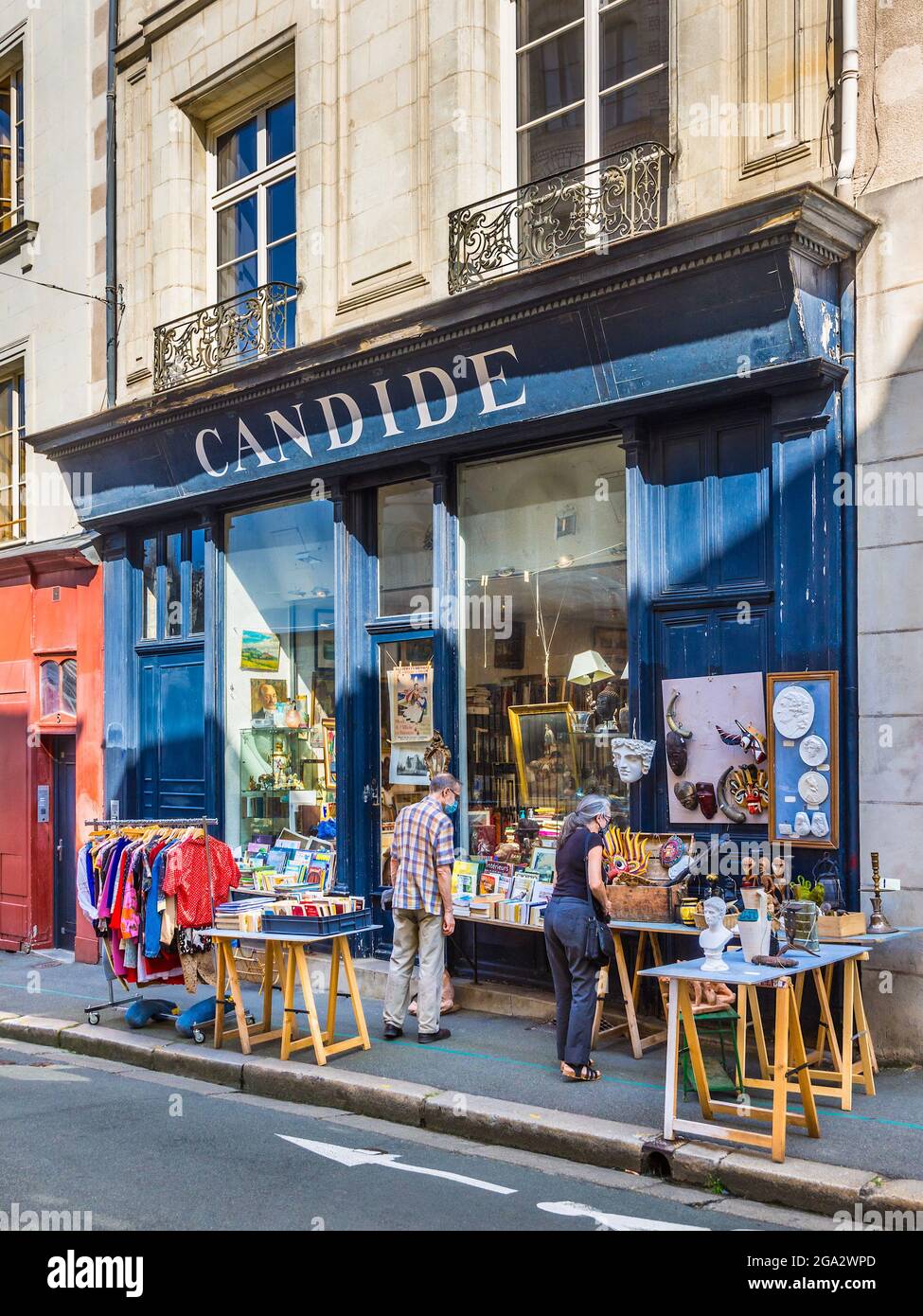 Front of 'Candide' book and junk shop, Rue Montault, Angers, Maine-et-Loire (49), France. Stock Photo