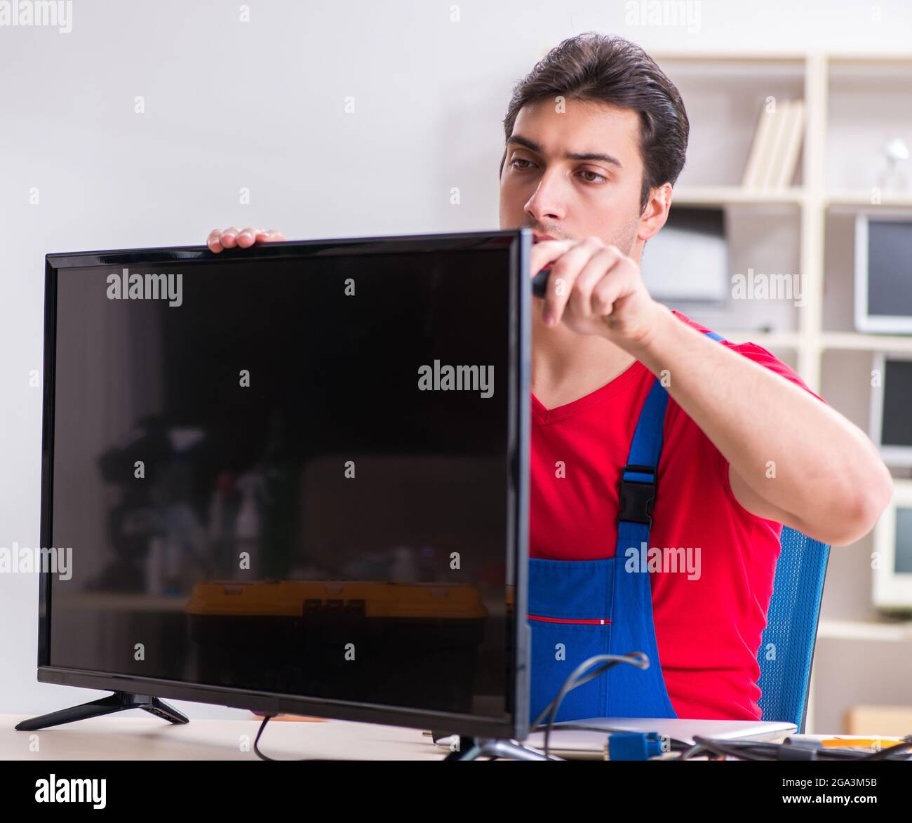 The professional repair engineer repairing broken tv Stock Photo - Alamy