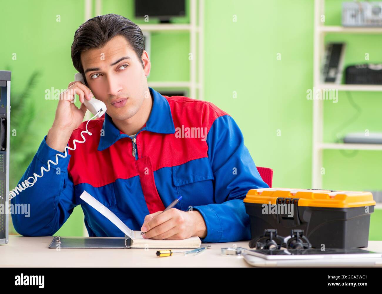 The computer engineer repairing broken desktop Stock Photo - Alamy
