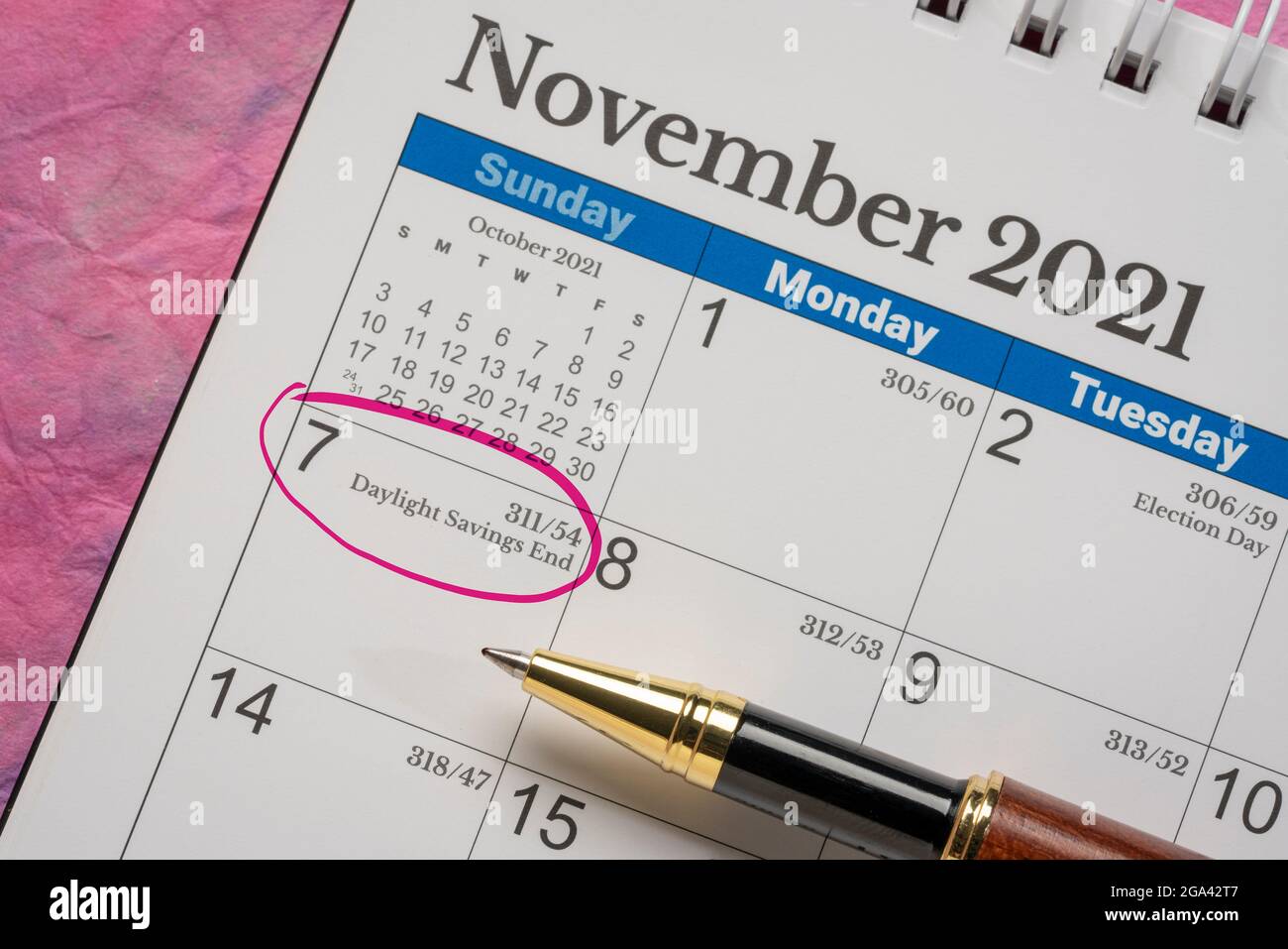 November 2021, spiral desktop calendar with the end of daylight saving