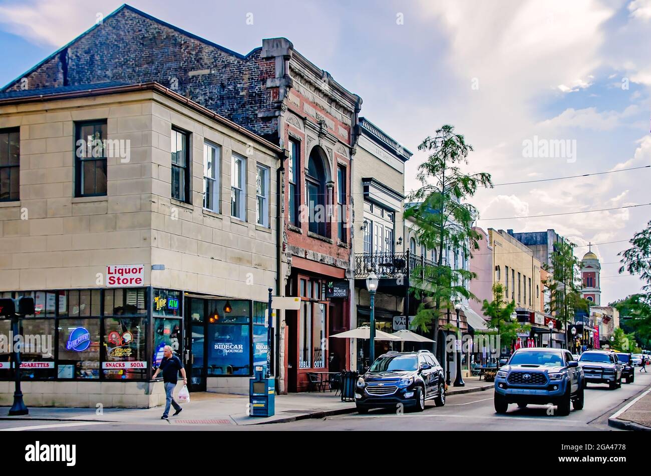 Tourist wearing mask walks hi-res stock photography and images - Alamy