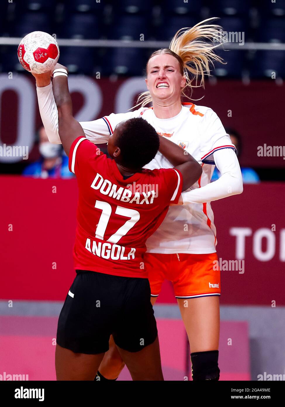 Evaluatie logica Belangrijk nieuws TOKYO, JAPAN - JULY 29: Wuta Dombaxi of Angola and Kelly Dulfer of the  Netherlands during the Tokyo 2020 Olympic Womens Handball Tournament match  between Netherlands and Angola at Yoyogi National Stadium
