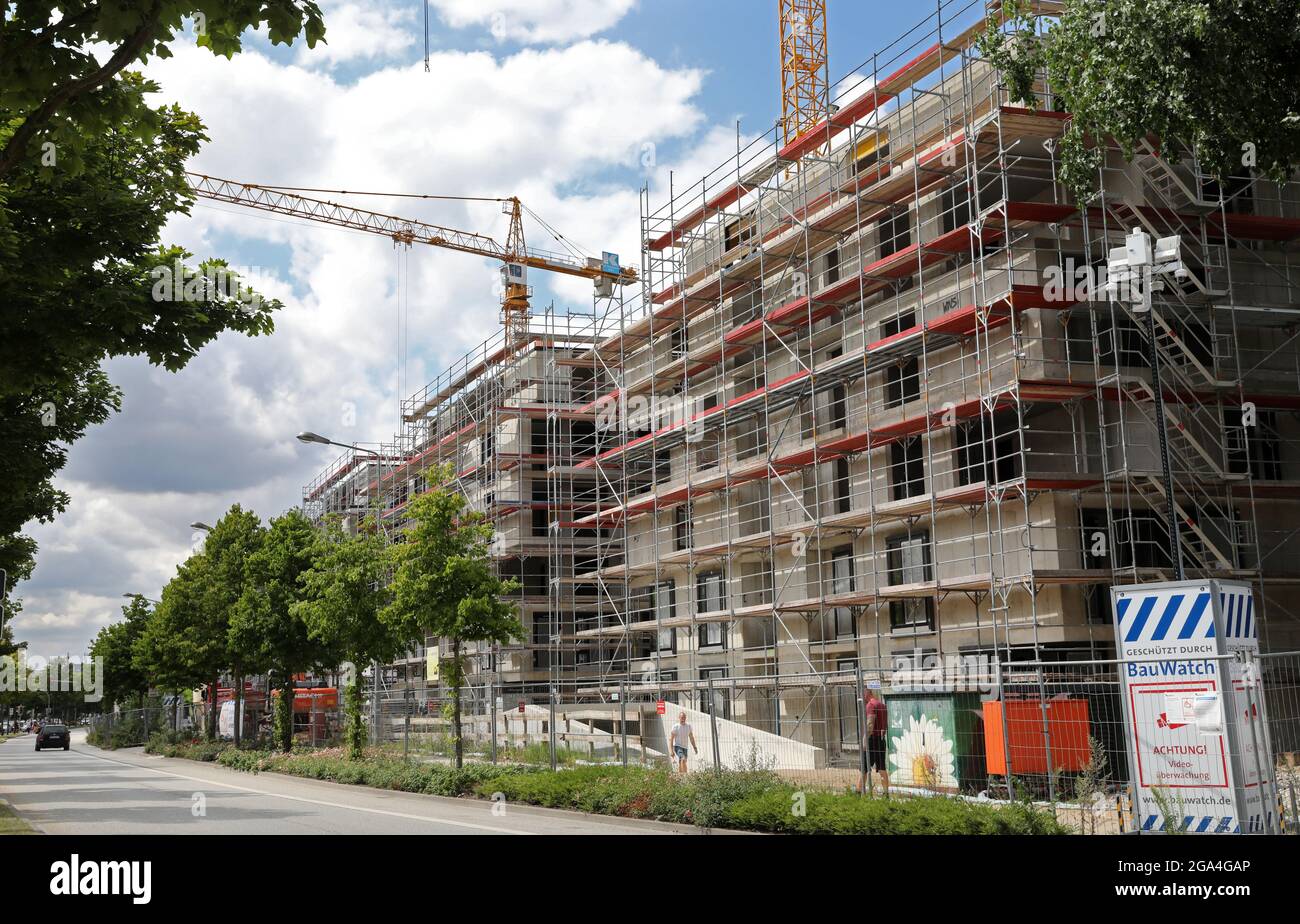 Wismar, Germany. 28th July, 2021. With the construction project "Am  Rosengarten", the housing cooperative Schiffahrt-Hafen (WGSH) and the  housing cooperative Marienehe are creating four six-storey "townhouses"  with a total of 154 two-