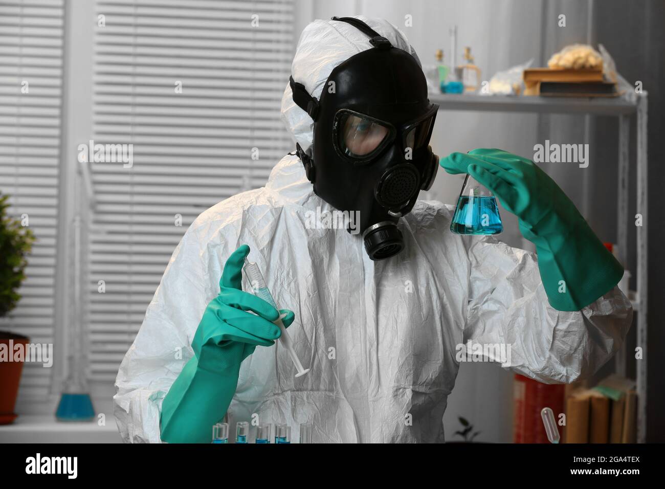 Chemist working in drug laboratory Stock Photo - Alamy