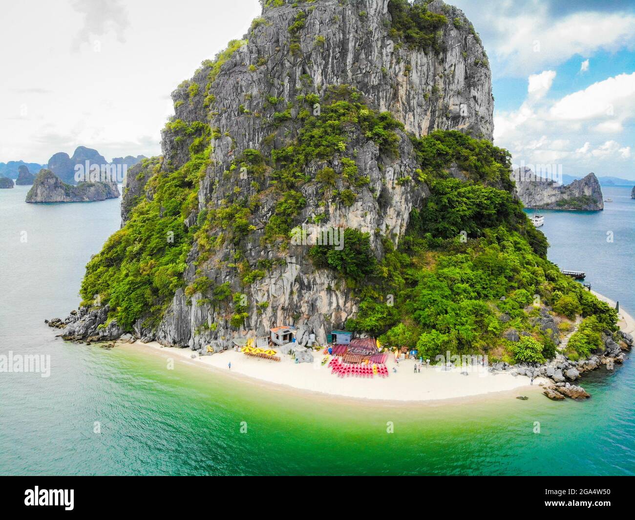 Nice Bai Tu Long bay in Quang Ninh province northern Vietnam Stock
