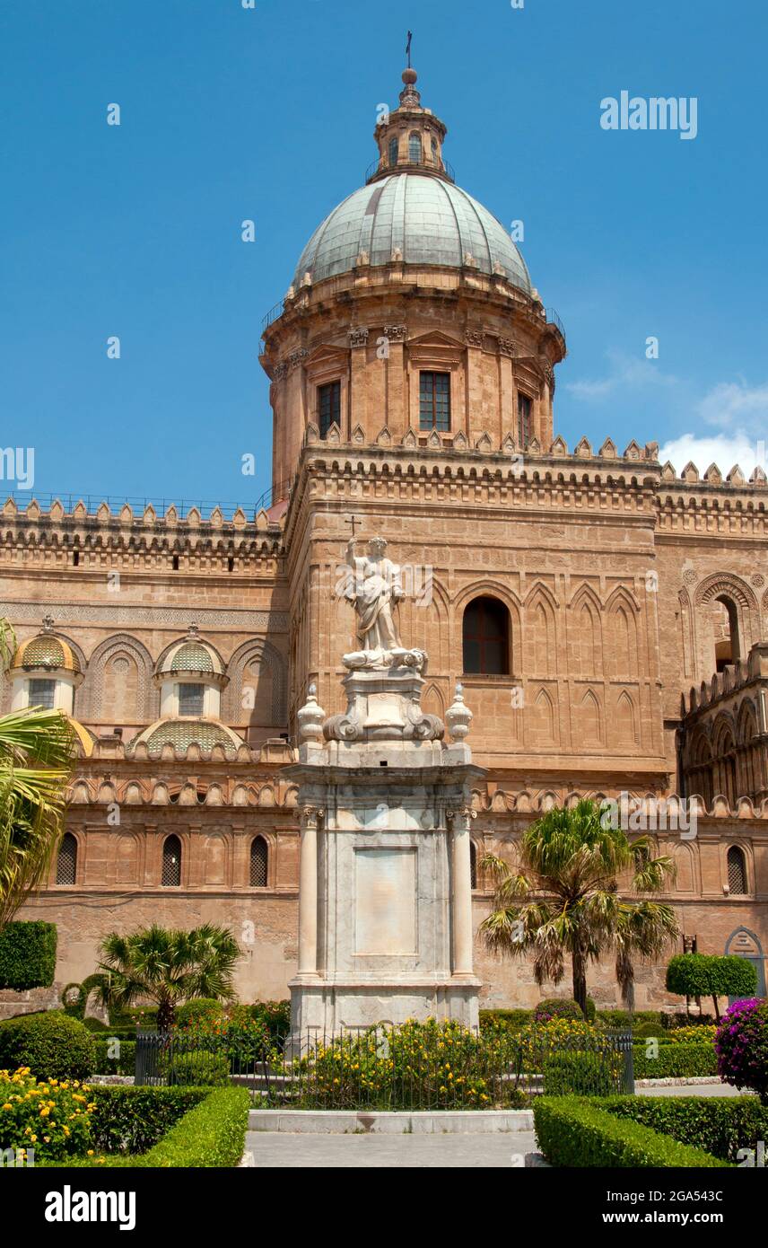 Italy: Metropolitan Cathedral of the Assumption of Virgin Mary (Palermo Cathedral), Palermo, Sicily. The church was erected in 1185 by Walter Ophamil (or Walter of the Mill), the Anglo-Norman archbishop of Palermo and King William II's minister, on the area of an earlier Byzantine basilica. The upper orders of the corner towers were built between the 14th and the 15th centuries, while in the early Renaissance period the southern porch was added. The present neoclassical appearance dates from the work carried out between 1781 and 1801. Stock Photo