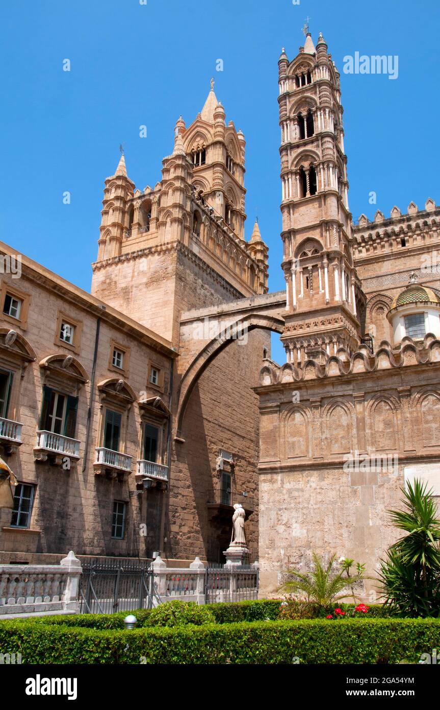Italy: Metropolitan Cathedral of the Assumption of Virgin Mary (Palermo Cathedral), Palermo, Sicily. The church was erected in 1185 by Walter Ophamil (or Walter of the Mill), the Anglo-Norman archbishop of Palermo and King William II's minister, on the area of an earlier Byzantine basilica. The upper orders of the corner towers were built between the 14th and the 15th centuries, while in the early Renaissance period the southern porch was added. The present neoclassical appearance dates from the work carried out between 1781 and 1801. Stock Photo