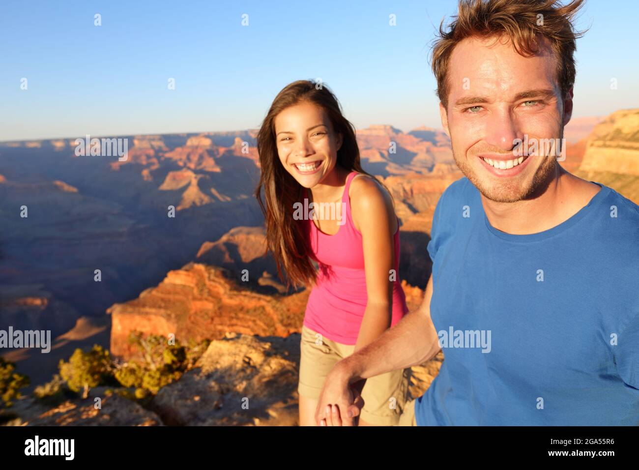 Lifestyle couple hiking in Grand Canyon Stock Photo Alamy