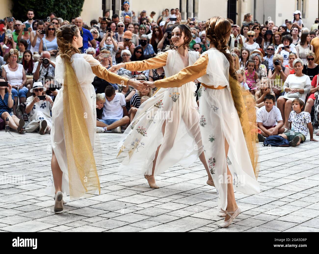 Krakow, Poland. 24th July, 2021. Performers dancing on stage during the fashion show.Dancers from the Terpsichore Dance Theatre and actors from Nomina Rosae Teatr presented a reconstruction of Renaissance fashion in the courtyard of the Wawel Royal Castle in Krakow. (Credit Image: © Alex Bona/SOPA Images via ZUMA Press Wire) Stock Photo