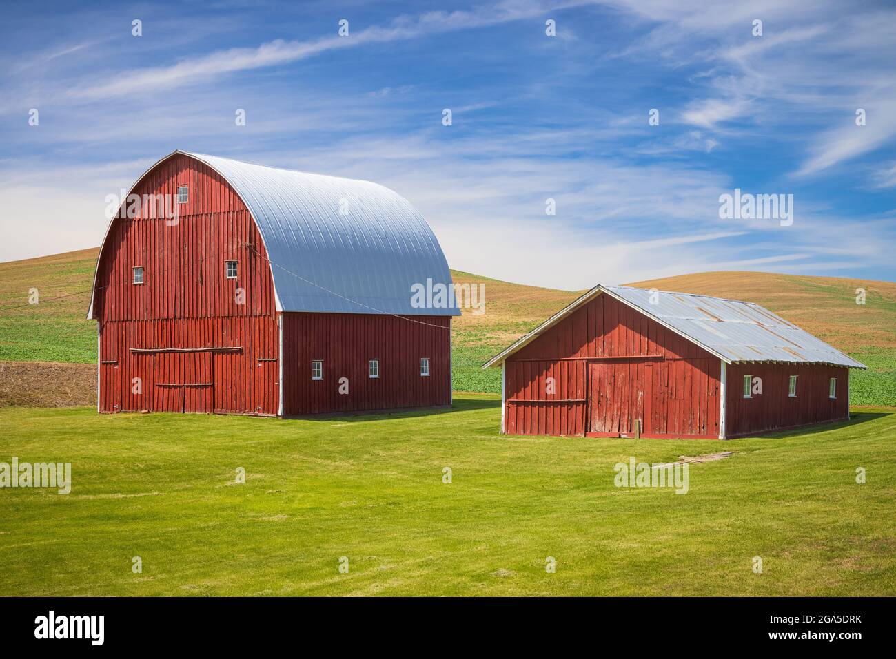 Pair of red barn buildings in the agricultural Palouse area of eastern Washington state. The Palouse is a region of the northwestern United States, en Stock Photo