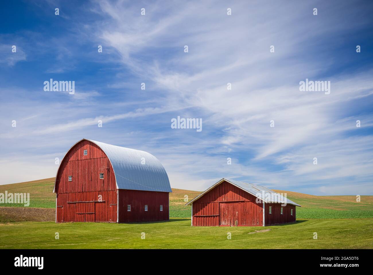 Pair of red barn buildings in the agricultural Palouse area of eastern Washington state. The Palouse is a region of the northwestern United States, en Stock Photo