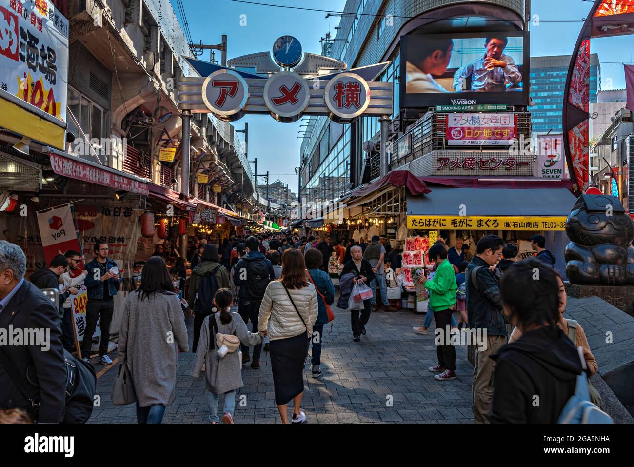 Tokyo iconic street hi-res stock photography and images - Alamy