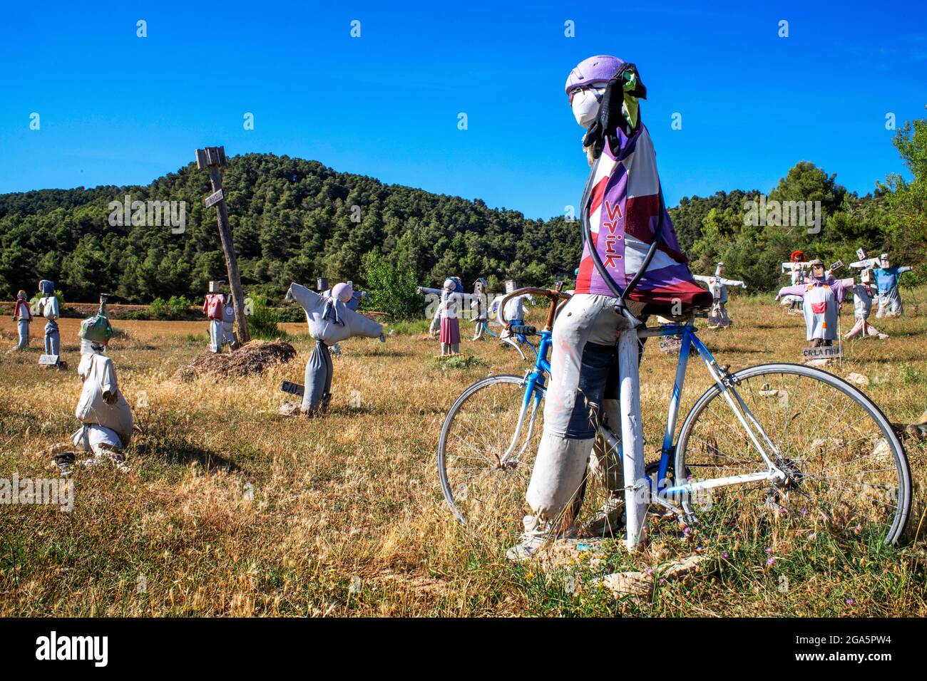Estimaocells, scarecrows who love birds. Vallbona de les Monges LLeida Catalonia. Dressing scarecrows in recycled field clothes and simulated binocula Stock Photo