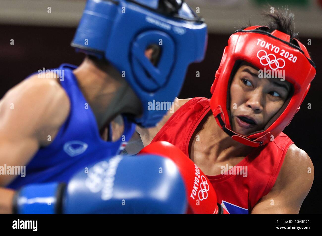 Tokyo Japan 29th July 21 Jutamas Jitpong L Of Thailand Competes Against Irish Magno Of The Philippines During The Boxing Women S Fly 48 51kg Preliminaries Match At The Tokyo Olympic Games In