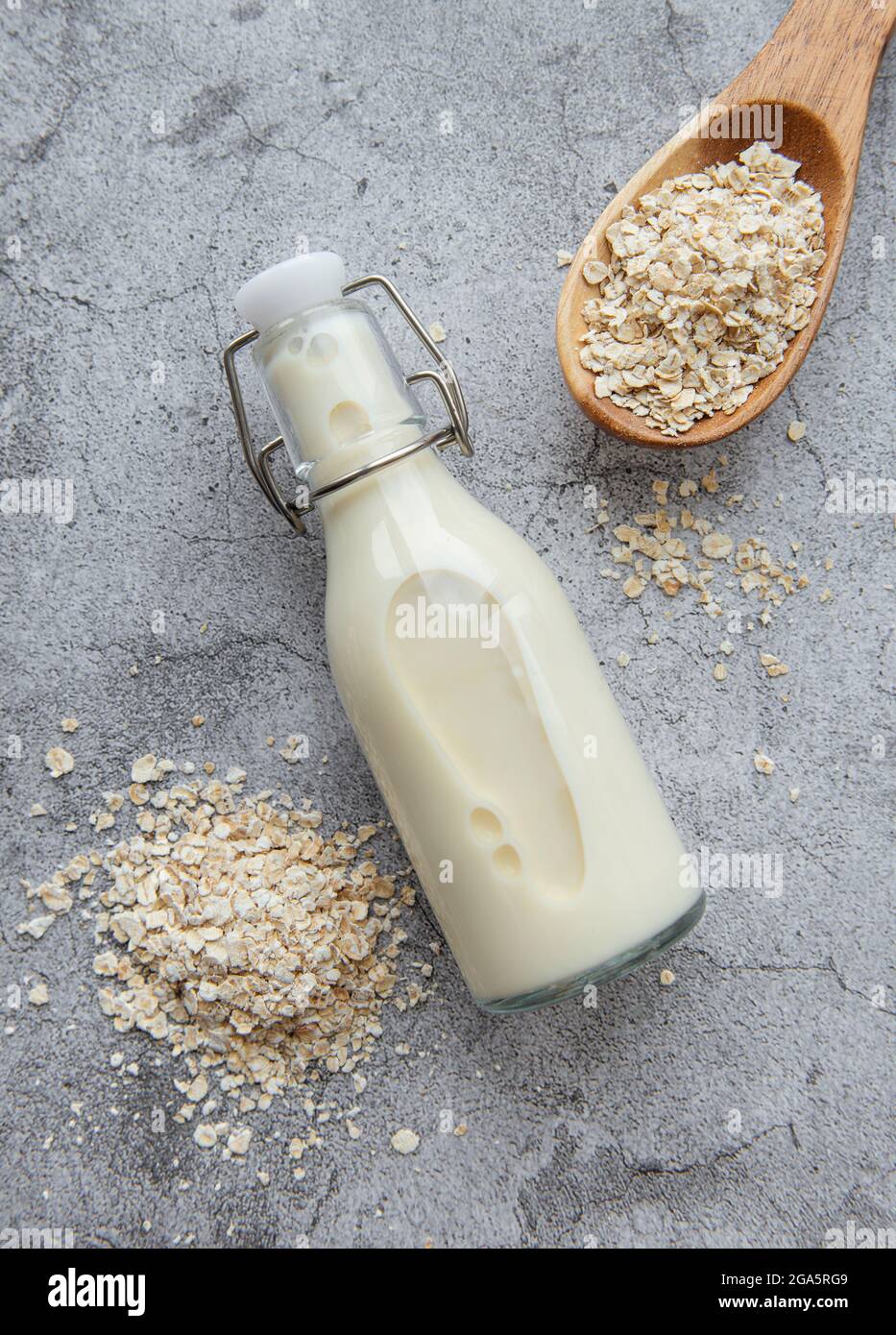 Vegan non dairy alternative milk. Oat flakes milk Stock Photo Alamy