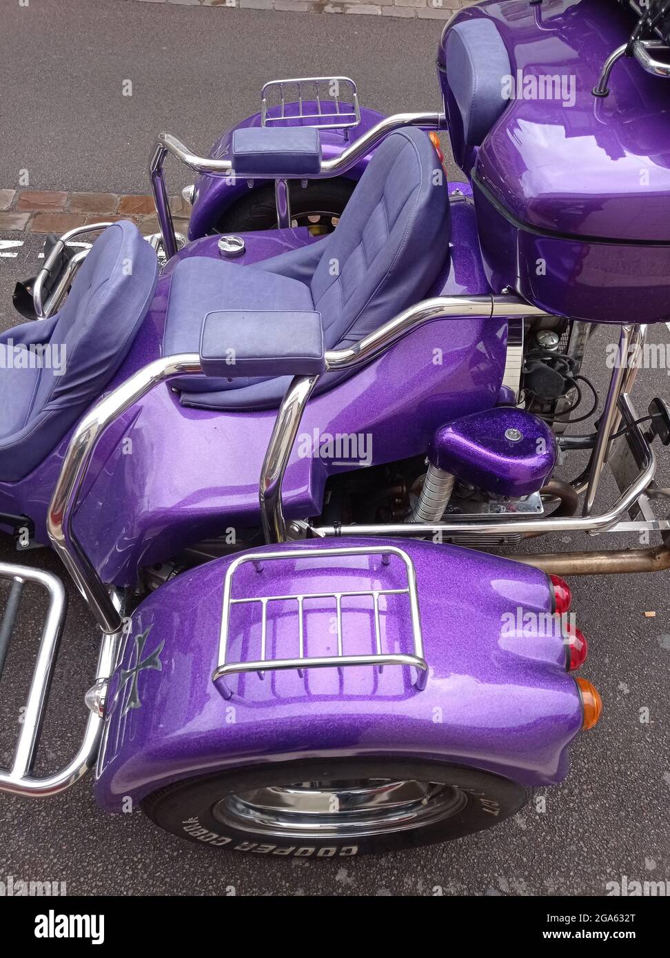 Un engin de couleur violette stationné à Saint Florentin, Yonne, France. Stock Photo