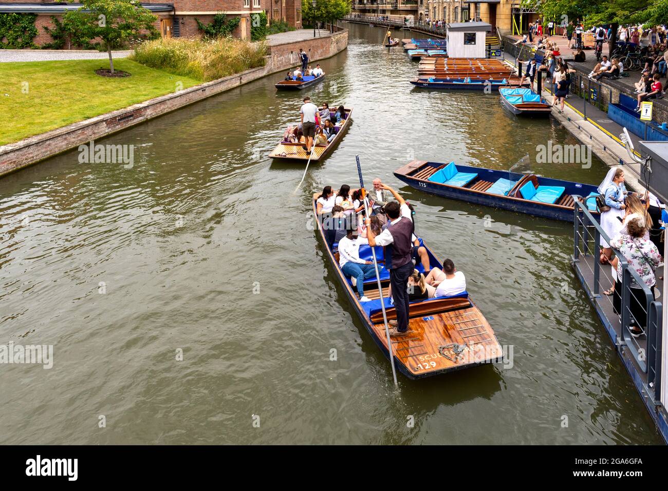 CAMBRIDGE ENGLAND RIVER CAM UNDER MAGDALENE BRIDGE ON A SUMMER'S WEEKEND A FLOTILLA OF PUNTS AND PASSENGERS Stock Photo