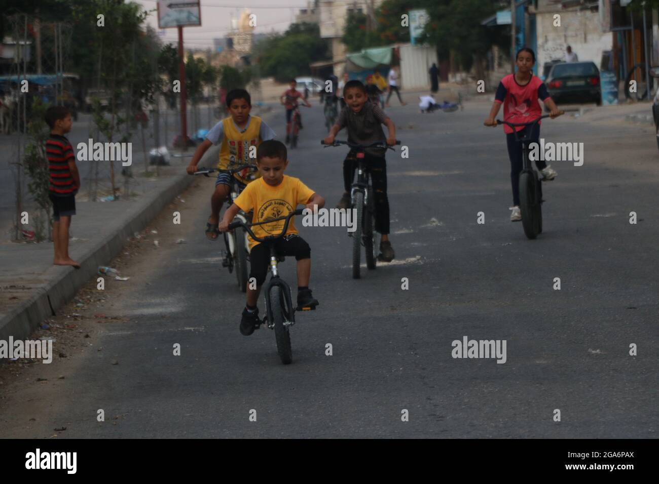 Rafah, The Gaza Strip, Palestine. 29th July, 2021. Palestinian kids take part in bicycles marathon to demand their right and break the siege on the Gaza strip, at Rafah city in the southern of the Gaza Strip. (Credit Image: © Doaa Khaled/Quds Net News via ZUMA Press Wire) Stock Photo