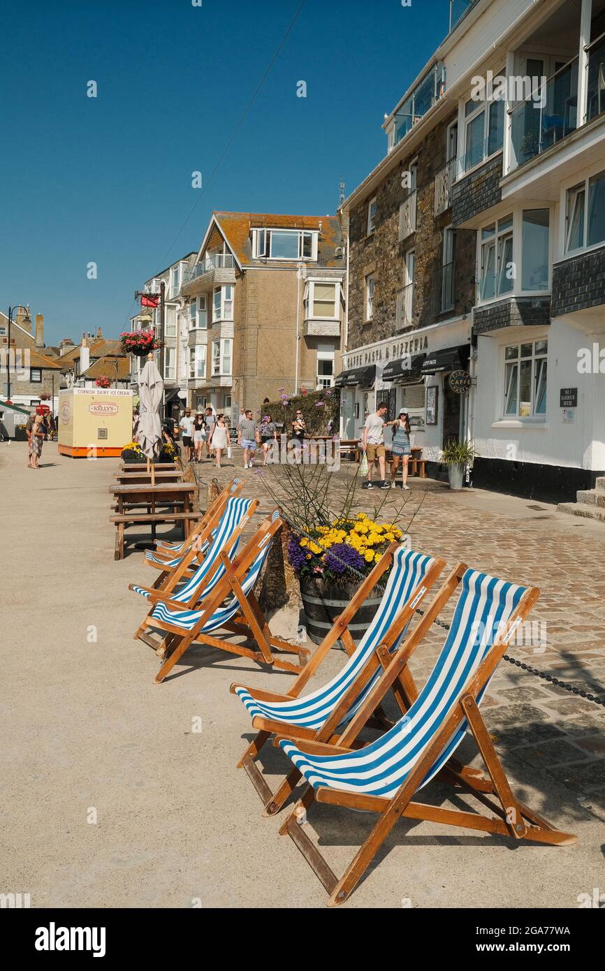 Deckchairs In Cornwall High Resolution Stock Photography And Images Alamy Deckchairs In Cornwall High Resolution Stock Photography And Images Alamy