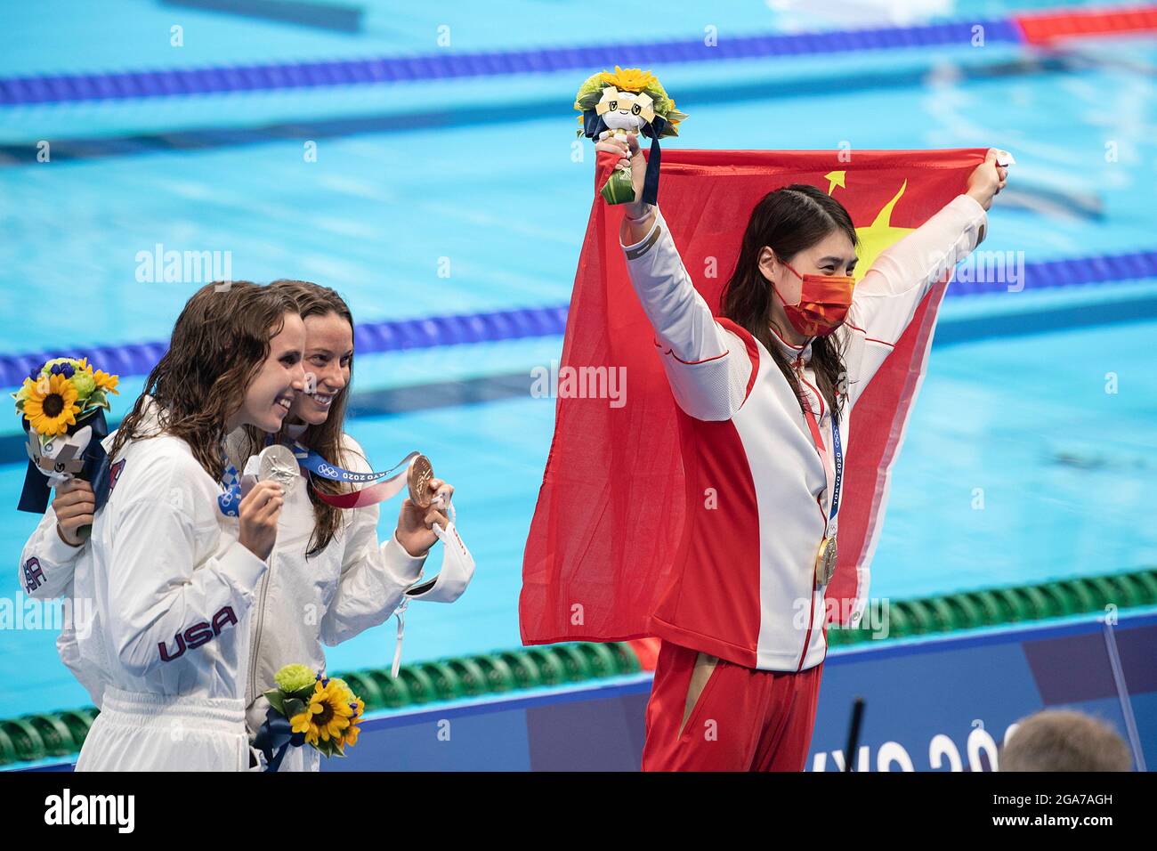 Tokyo, Japan. 29th July, 2021. Yufei ZHANG (CHN, r) with Chinese flag, flag, after award ceremony; Regan SMITH (USA, silver, left) and Hali FLICKINGER (USA, bronze) keep their distance; Gold medal, winner, Olympic champion, award ceremony; 200m butterfly, women; Swimming/women/men, on 07/29/2021; Olympic Summer Games 2020, from 23.07. - 08.08.2021 in Tokyo/Japan. Credit: dpa/Alamy Live News Stock Photo