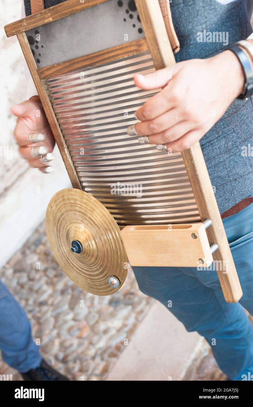 Washboard instrument hi-res stock photography and images - Alamy