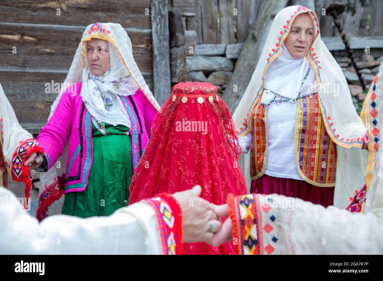 Turkish traditional wedding dress hi-res stock photography and images - Alamy Turkish traditional wedding dress hi-res stock photography and images - Alamy