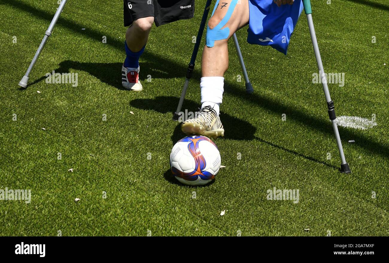 Crutches amputee hires stock photography and images Alamy