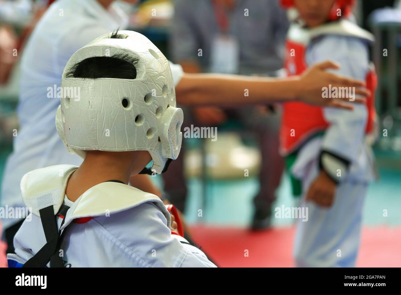 Referee gives signal to young Taekwondo athletes Stock Photo Alamy