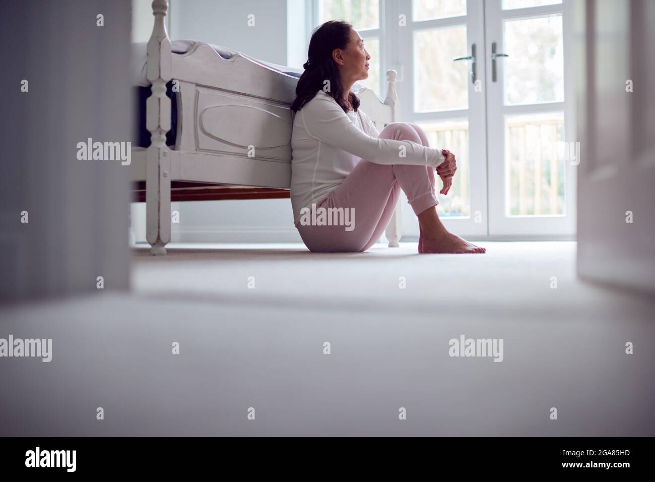 Mature woman sitting floor hi-res stock photography and images - Alamy