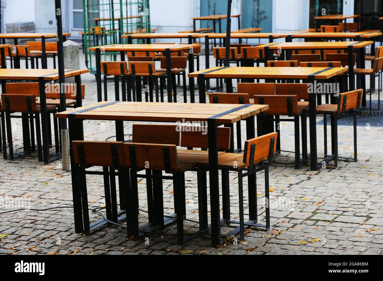 Regensburg, Biergarten oder Cafe mit leeren Plätzen mit Tischen und Stühlen beim Lockdown, Oberpfalz, Bayern Stock Photo