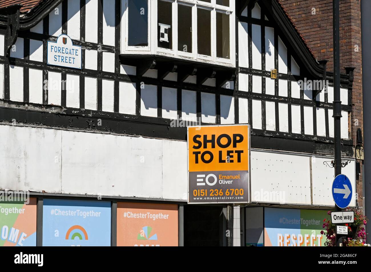 Chester, Cheshire, England - July 2021: Sign outside an empty retail unit in the city centre advertising it to let Stock Photo